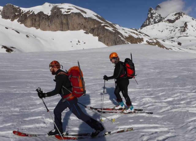  Skieurs suivant un itinéraire 